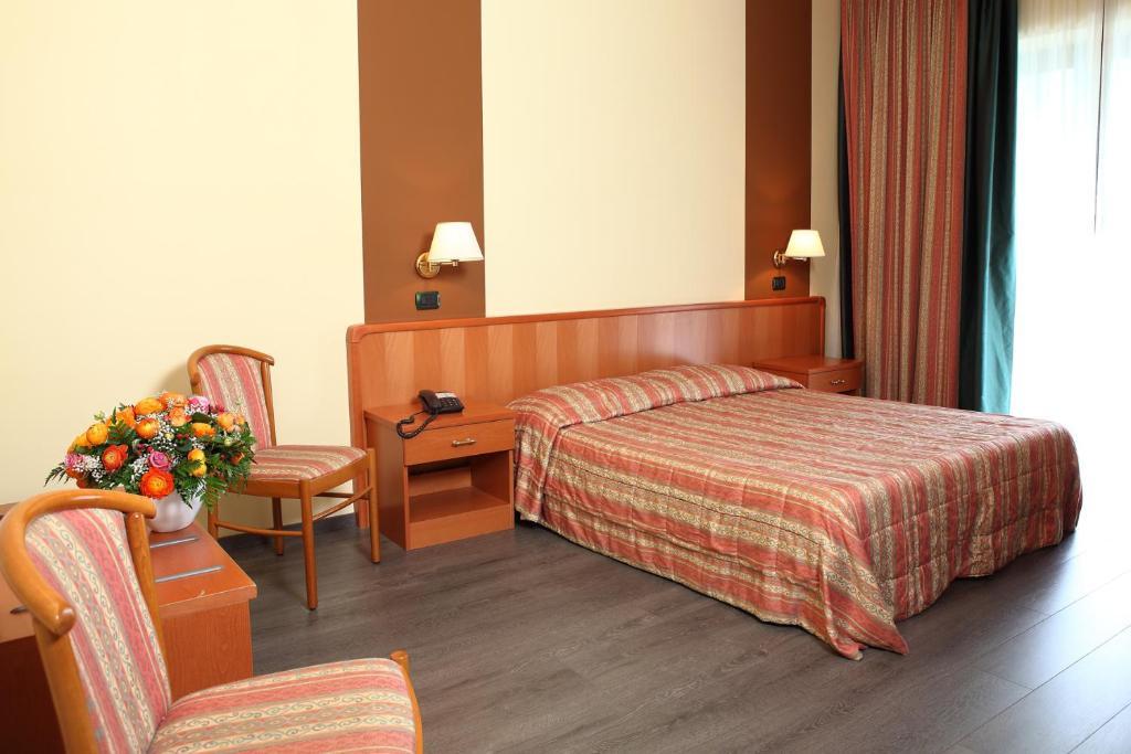 Hotel Romanisio Fossano Habitación foto